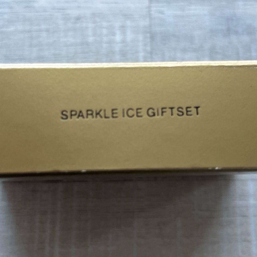 AVON Vintage Sparkle Ice Giftset Earrings & Necklace - Picture 4 of 7